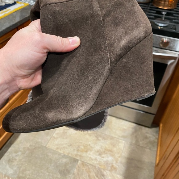 Brand: BCBGeneration Model: BG-Mocha Color: Onyx Oily calf suede Size: 9 - Picture 8 of 10